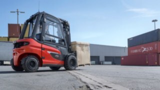 Električni viličar X30 podjetja Linde MH med uporabo na prostem.