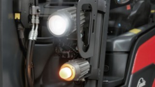 Dve luči na sprednjem delu eksplozijsko zaščitenega električnega viličarja E14 podjetja Linde MH
