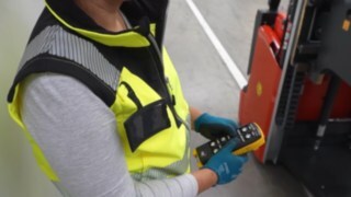 Zaposlena prek daljinskega upravljalnika upravlja eksplozijsko zaščiten visokodvižni viličar L03 EX podjetja Linde Material Handling.