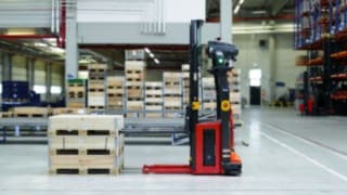 Viličar L-MATIC HD k podjetja Linde Material Handling v prevzemu blaga.