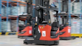Trije avtomatizirani regalni viličarji serije R-MATIC podjetja Linde MH v uporabi.