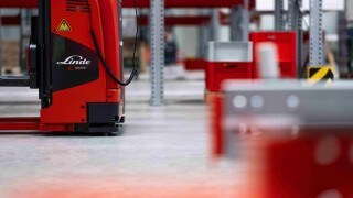 Viličar L-MATIC AC podjetja Linde MH stoji v skladišču.