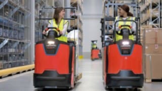 Dve delavki v skladišču vozita komisionirne viličarje serije N20 podjetja Linde Material Handling.