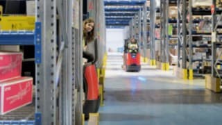 Linde BlueSpot™ na komisionirnem viličarju serije N20 podjetja Linde Material Handling uporablja svetlobo kot sistem zgodnjega opozarjanja.