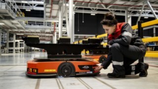 Servisna tehnica podjetja Linde MH popravlja robota C-MATIC