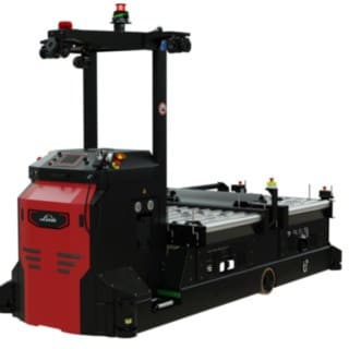 Avtomatiziran logistični viličar I-MATIC CT core je opremljen z dvojnimi vilicami za zaboje transportnih sistemov.