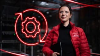 Zaposlena v podjetju Linde Material Handling v skladišču, v ozadju pa je rdeča LED-ikona zobnika.
