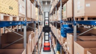 Ozkoregalni električni viličar podjetja Linde Material Handling med delom.