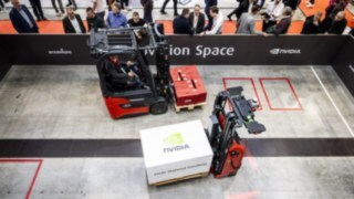 Dva viličarja podjetja Linde Material Handling prevažata tovor na sejmu LogiMAT 2025.