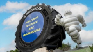 Slika Michelinovega moža pred tovarno Michelin Tyre PLC v Stoke-on-Trentu.