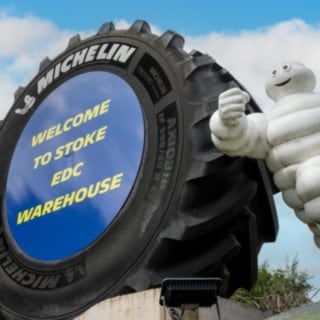 Slika Michelinovega moža pred tovarno Michelin Tyre PLC v Stoke-on-Trentu.