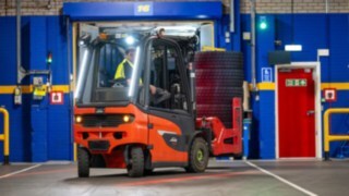 Zaposleni v podjetju Michelin Tyre PLC vzvratno vozi viličar podjetja Linde Material Handling.