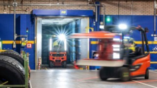 Viličar podjetja Linde Material Handling pri uporabi v podjetju Michelin Tyre PLC.