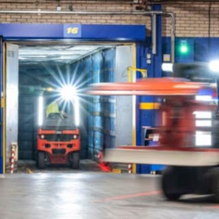 Viličar podjetja Linde Material Handling pri uporabi v podjetju Michelin Tyre PLC.