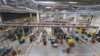 Več visokodvižnih viličarjev Linde med uporabo v KION Regional Distribution Center