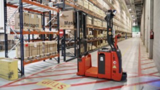 Avtomatizirani visokodvižni viličar L-MATIC AC v logističnem centru družbe Schneider Electric