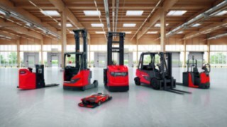 Šest viličarjev podjetja Linde Material Handling iz različnih razredov viličarjev. 