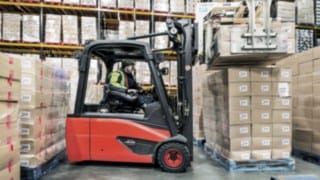 Električni viličar podjetja Linde Material Handling med uporabo v hladilnici