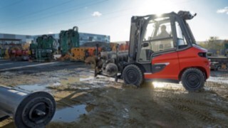 Električni viličar X45 podjetja Linde Material Handling med uporabo na prostem.
