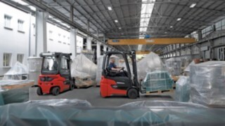 Električni viličarji Xi16 – Xi20 podjetja Linde Material Handling pri delu v skladišču.