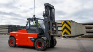 Električni težji viličar E160 podjetja Linde Material Handling med uporabo na prostem.