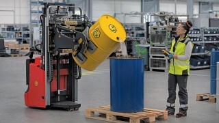 Zaposlena upravlja daljinsko voden in eksplozijsko zaščiten visokodvižni viličar podjetja Linde Material Handling
