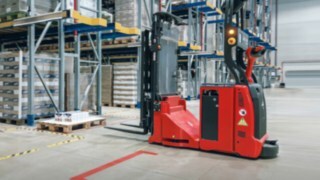 Avtomatizirani visokodvižni viličar podjetja Linde Material Handling med delom.